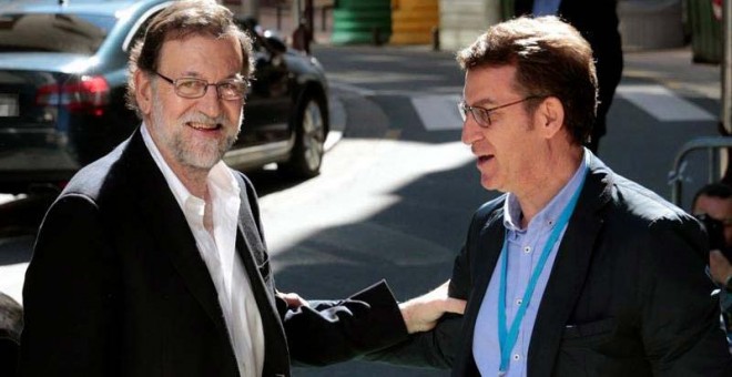 El presidente del Gobierno Mariano Rajoy saluda al presidente de la Xunta, Alberto Núñez Feijóo, antes de asisttir al Congreso del PP de Pontevedra. / EFE