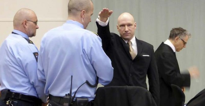 Breivik hace el saludo nazi al llegar al juzgado. / GWLADYS FOUCHE (REUTERS)