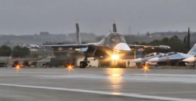Un avión militar ruso despega de la base aérea de Hmeymin. - REUTERS