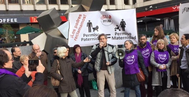 Concentración de padres y de activistas de la PPiiNA ante el Juzgado de lo Social de Madrid.