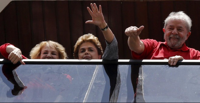 El expresidente brasileño Luiz Inacio Lula da Silva (d), con su esposa Marisa (i) y la actual presidenta, Dilma Rousseff, en su domicilio de Sao Bernardo do Camopo, saludando a sus simpatizantes. REUTERS/Paulo Whitaker