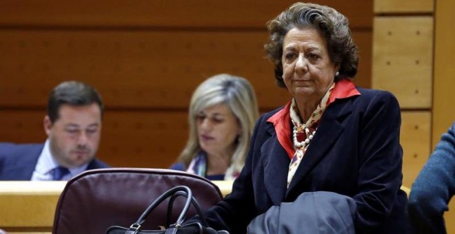 Rita Barberá, exalcaldesa de Valencia, se dirige esta tarde su escaño en el Senado, horas después de comparecer ante la prensa de Valencia y asegurar que no va a dimitir porque no ha cometido ningún delito. EFE/Kiko Huesca