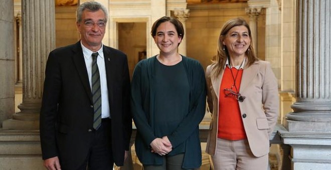 El alcalde de Lesbos, Spyros Galinos, la alcaldesa Barcelona, Ada Colau, y la alcaldesa de Lampedusa Giusepinna Nicolini. AYUNTAMIENTO DE BARCELONA