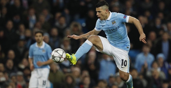 Agüero controla un balón en el encuentro entre el City y el Dinamo de Kiev./REUTERS