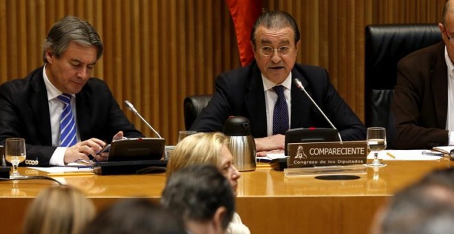 El secretario de Estado para la UE, Fernando Eguidazu, junto al vicepresidente primero de la Comisión Mixta para la UE del Congreso, Rubén Moreno Palanques, durante su comparecencia hoy ante dicha comisión para explicar la posición que llevará España a l