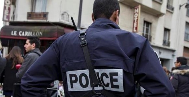 Foto de archivo de un agente de las fuerzas de seguridad francesas en París. / EFE