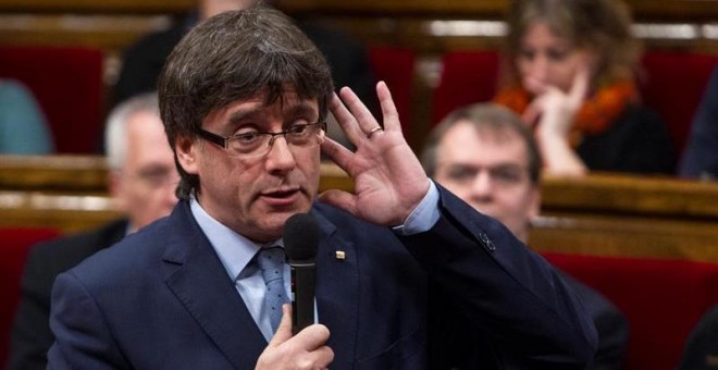 El presidente de la Generalitat, Carles Puigdemont, durante la sesión de control al gobierno catalán que se celebra este miércoles en el Parlament de Cataluña, un día después de la reunión del lider del PSOE, Pedro Sánchez, con el presidente catalán, quie