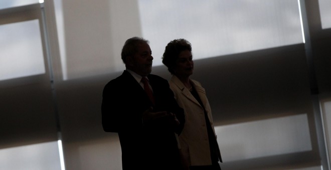 La presidenta brasileña, Dilma Rousseff y su antecesor Luiz Inácio Lula da Silva, en el Palacio Planalto, tras su toma de posesión como nuevo ministro de Estado y Casa Civil de la Presidencia. EFE/FERNANDO BIZERRA JR