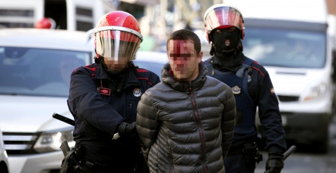 Uno de los seis jóvenes que han sido detenidos hoy en Vitoria por los agentes de la Ertzaintza, durante una huelga convocada por el sindicato estudiantil Ikasle Abertzaleak contra la Lomce, en la que se han producido graves incidentes, con destrozos en el