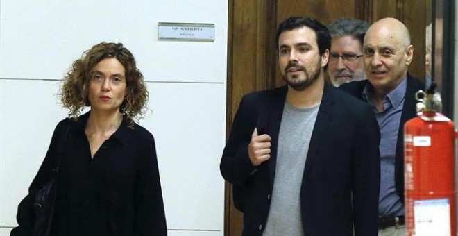 La diputada del PSOE Meritxell Batet (i), el portavoz parlamentario de IU, Alberto Garzón (c), y Rodolfo Ares (PSOE) (d) se dirigen a la reunión que las comisiones negociadoras de ambos partidos han mantenido hoy para reanudar conversaciones para la form