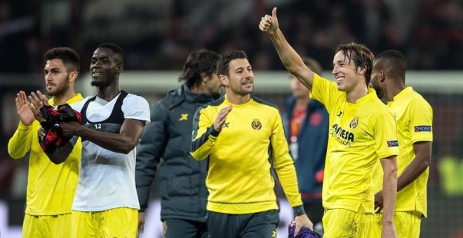 Los jugadores del Villarreal celebran su clasificación. EFE/Federico Gambarini