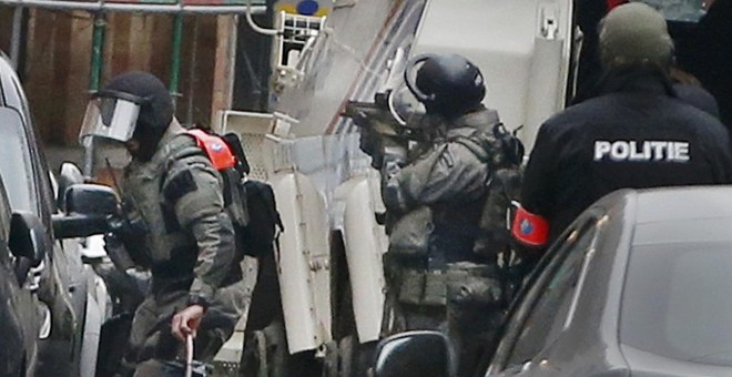 La policía durante la operación policial en el barrio de Molenbeek en Bruselas, Bélgica. REUTERS/Francois Lenoir