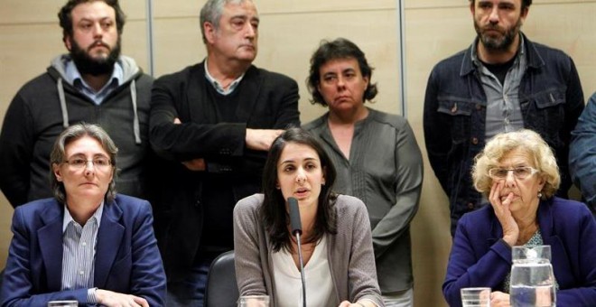 Rita Maestre y Manuela Carmena junto a otros 12 concejales de Ahora Madrid.- EFE