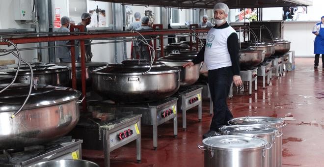 A pocos minutos de la frontera, IHH prepara 50.000 comidas calientes al día. / CORINA TULBURE