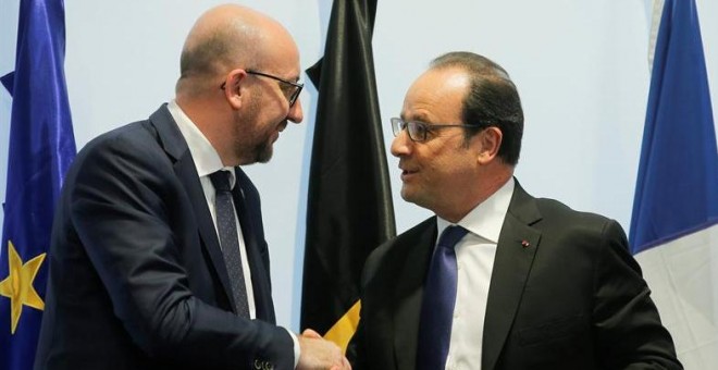 El presidente francés Francois Hollande en una rueda de prensa junto al primer ministro belga, Charles Michel. EFE/EPA/OLIVIER HOSLET