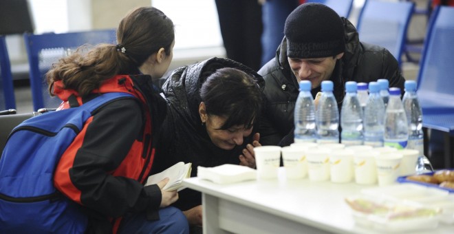 Familiares de los fallecidos lloran desconsolados en el aeropuerto de Rostov del Don. /REUTERS