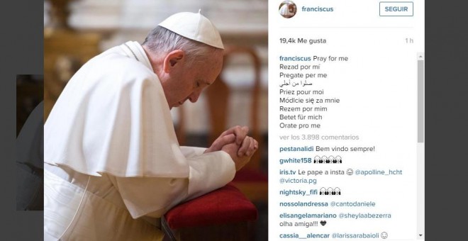 El papa aterriza en Instagram con una fotografía y un mensaje: 'Rezad por mí'
