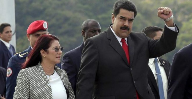El presidente de Venezuela, Nicolás Maduro, junto a su esposa, saluda a la multitud en la Plaza de la Revolución. / REUTERS