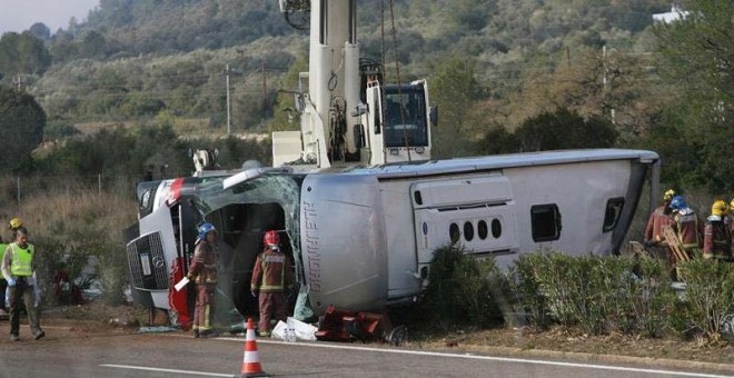 Estado en el que ha quedado el autobús siniestrado en la AP-7. / JAUME SELLART (EFE)