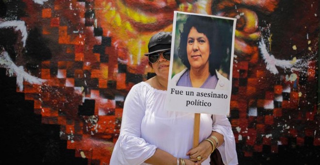 Una mujer sujeta un cartel en Honduras en protesta por el asesinato de Berta Cáceres. INTI OCON (AFP)