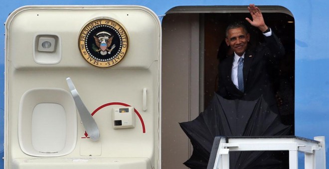 Obama saluda desde el avión a su llegada a La Habana. EFE