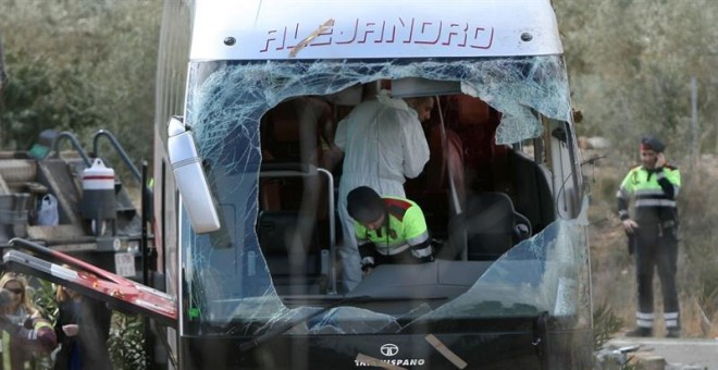 Agentes de los Mossos d'Esquadra en el interior del autocar que el pasado domingo chocó contra un vehículo en la autopista AP-7, a la altura de Freginals (Tarragona). EFE/Jaume Sellart