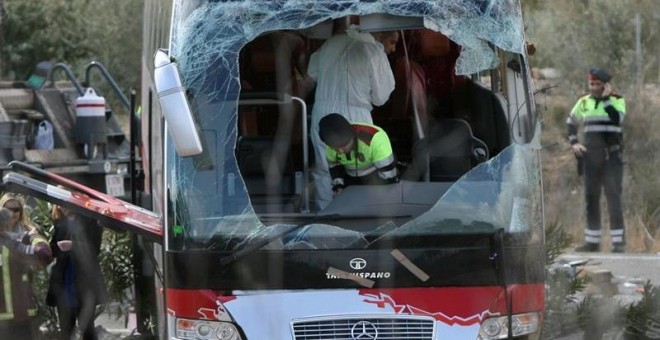 Agentes de los Mossos d'Esquadra en el interior del autocar que el pasado domingo chocó contra un vehículo en la autopista AP-7, a la altura de Freginals (Tarragona). EFE/Jaume Sellart