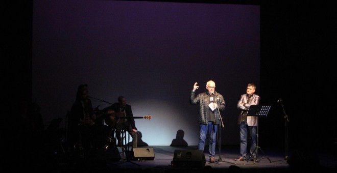 El Gran Wyoming junto a Oscar Mariné durante el homenaje al músico, humorista, escritor y periodista Moncho Alpuente.