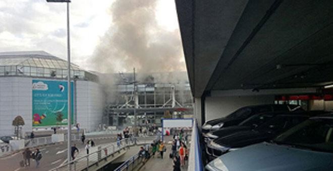 La explosión en el aeropuerto de Zaventem ha levantado una gran humareda. Imagen de @News_Executive publicada en el Telegraph