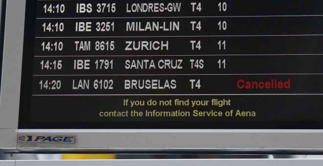 Panel informativo que muestra uno de los doce vuelos cancelados entre el aeropuerto Adolfo Suárez Madrid-Barajas y el de Bruselas, tras las dos explosiones que han provocado el cierre del aeropuerto internacional de Zaventem de Bruselas.- EFE