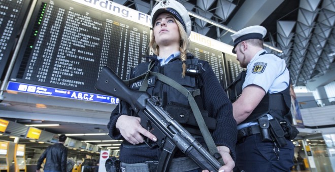 Los policías patrullan por la terminal del aeropuerto de Fráncfort (Alemania).- EFE