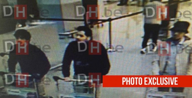 Dos medios belgas, DH y La Libre Belgique, han difundido una fotografía de dos posibles sospechosos del atentado en el aeropuerto