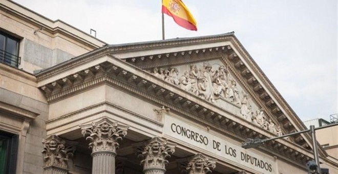 La bandera de España en el Congreso ondea a media asta tras los atentados de Bruselas./EUROPA PRES