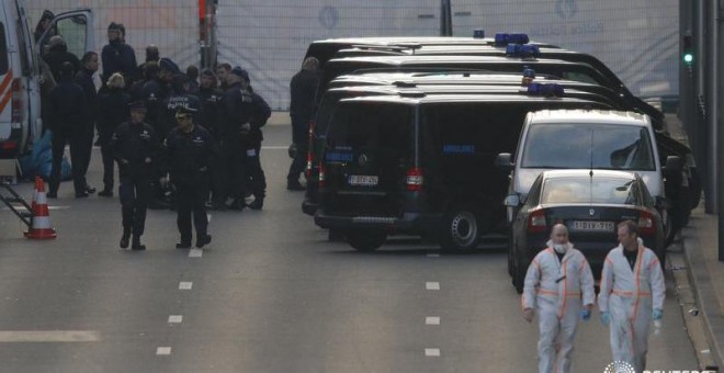 Policías y forenses trabajan en las inmediaciones de la estación de metro de Maalbeek. - Vincent Kessler / Reuters.