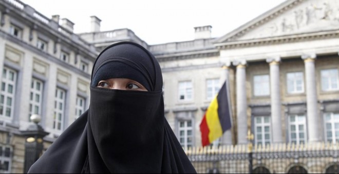 Una joven musulmana cubierta con niqab en Bruselas.-REUTERS