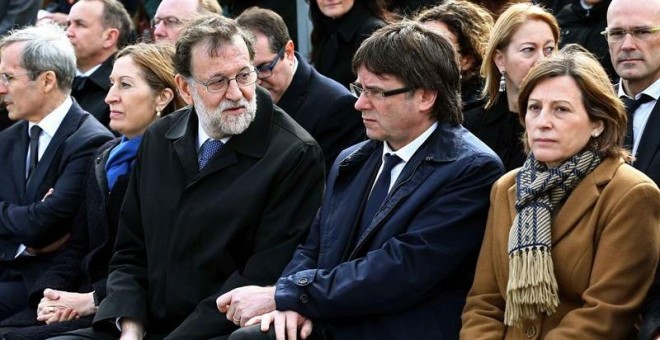 El jefe del Ejecutivo, Mariano Rajoy, y el presidente de la Generalitat, Carles Puigdemont (2d), junto a la presidenta del Parlament, Carme Forcadell (d), y la ministra de Fomento, Ana Pastor (i), entre otros, encabezan el acto de homenaje a las víctimas