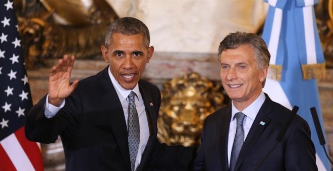 El presidente de los Estados Unidos, Barack Obama, y su homólogo de Argentina, Mauricio Macri, posan durante la rueda de prensa tras su encuentro en la Casa Rosada. EFE/David Fernandez