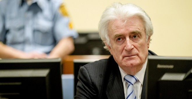 El exlíder serbobosnio Radovan Karadzic, durante su juicio en el Tribunal Penal Internacional para la antigua Yugoslavia (TPIY) en La Haya, Holanda. REUTERS/Robin van Lonkhuijsen