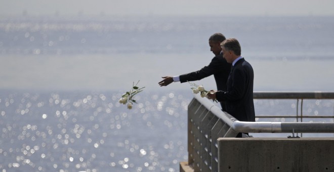 El presidente de Estados Unidos Barack Obama junto a su homólogo argentino Mauricio Macri realiza una ofrenda floral a las víctimas de la última dictadura militar en el Parque de la Memoria en Buenos Aires (Argentina).- REUTERS