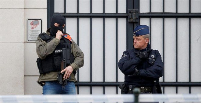 Un policía vigila delante del tribunal de Bruselas en una imagen de archivo.- . EFE/Yoan Valat