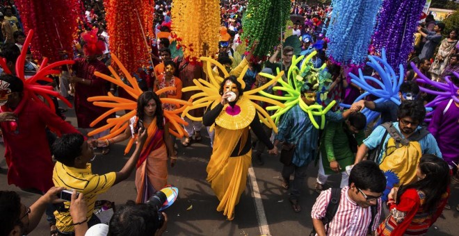 Desfile improvisado del orgullo gay en Dacca, en abril de 2015, durante la celebración del Año Nuevo bengalí. - SHAMS SUHAIB / ROOPBAAN