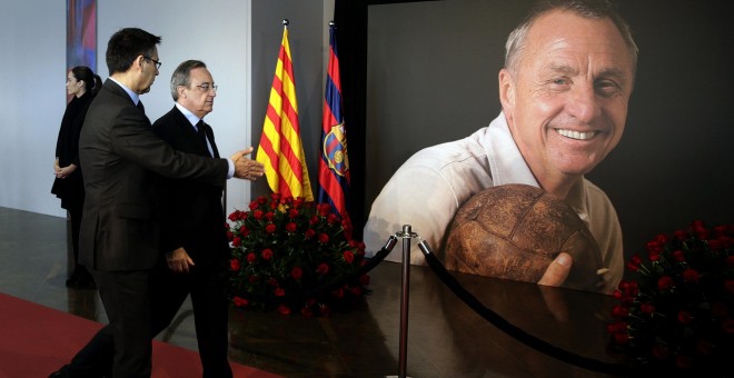 Los presidentes del Real Madrid, Florentino Pérez y del FC Barcelona, Jordi Bartomeu, presentan sus respetos en el memorial de Johan Cruyff que se ha abierto esta mañana en el Camp Nou. EFE/Alberto Estévez