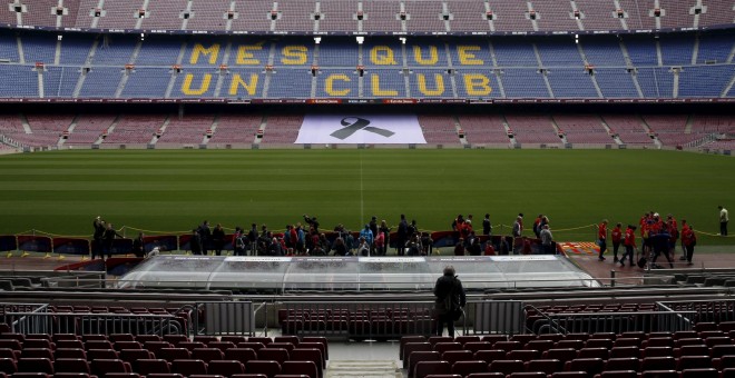 Un lazo negro en la grada del Camp Nou en recuerdo a Johan Cruyff. REUTERS/Albert Gea