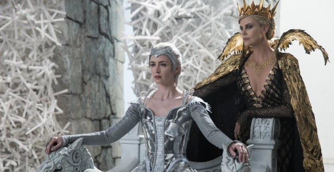 Ahora conocida como 'Las crónicas de Blancanieves: El cazador y la reina del hielo' recupera a Chris Hemsworth y Charlize Theron en una precuela/secuela fantástica.