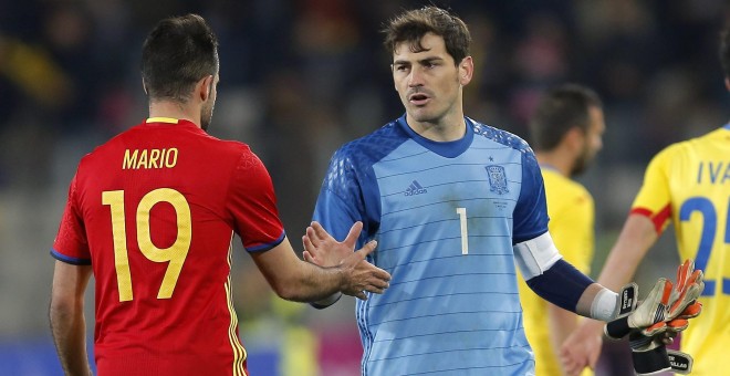 Iker Casillas, capitán de la selección española, dejó entrever tras convertirse en el jugador europeo con más partidos con su selección de la historia, 166, que está cerca su despedida de la Roja, al admitir que no sabe si será su 'último año con España'.