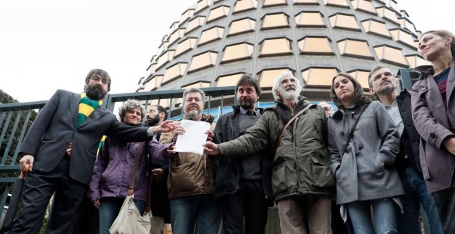 Disputados de Podemos junto a miembros de los colectivos sociales y ecologistas, ante el Constitucional, antes de presentar el recurso. EFE