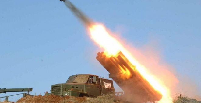 Fotografía cedida por un medio norcoreano del partido de los trabajadores, muestra un misil militar lanzado por Corea del Norte. EFE
