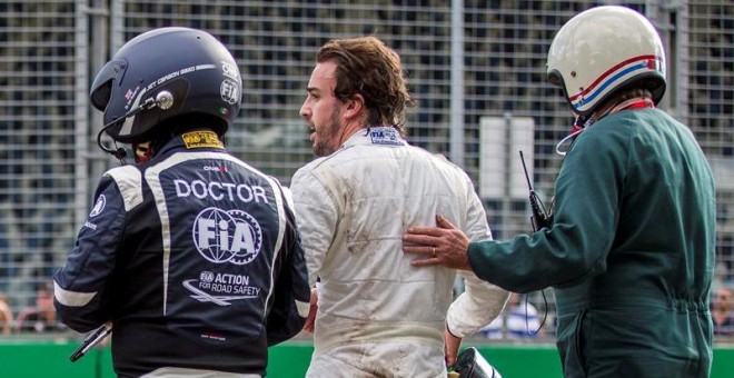 Fernando Alonso, camina acompañado nada más sufrir el accidente en el GP de Australia. /EFE