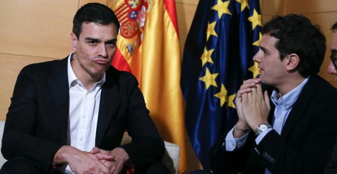 El presidente de Ciudadanos, Albert Rivera, y el secretario general del PSOE, Pedro Sánchez, al comienzo de la reunión mantenida esta tarde en el Congreso. EFE/JuanJo Martín