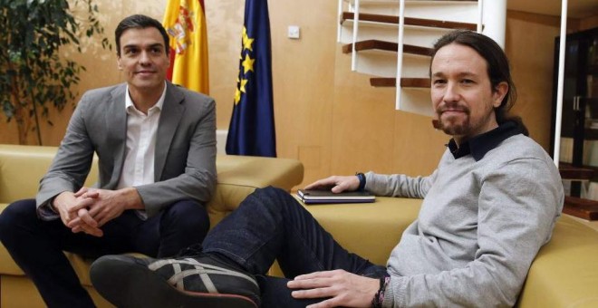 El líder socialista, Pedro Sánchez, se reúne con Pablo Iglesias. (EFE)